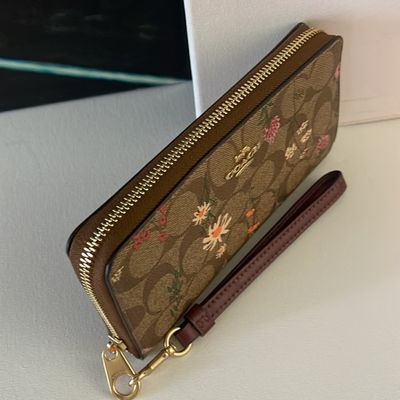 Coach
LONG ZIP AROUND WALLET IN SIGNATURE CANVAS WITH WILDFLOWER PRINT - Picture 6 of 7